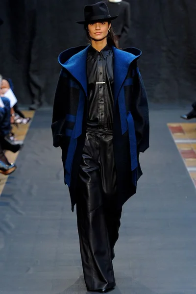 Look 16